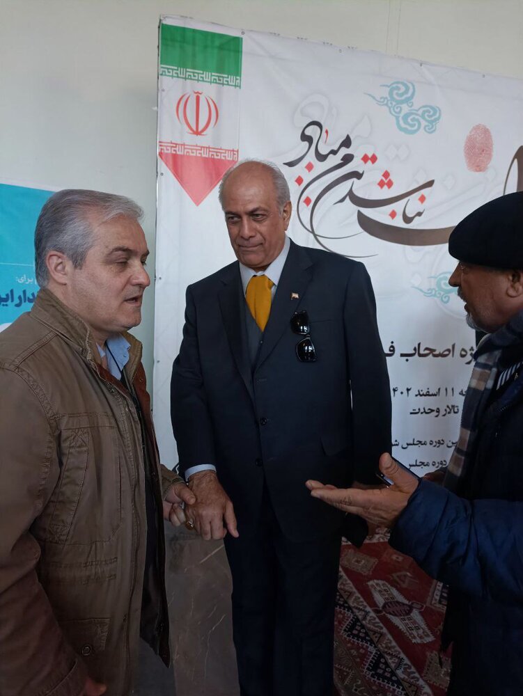 عکس | رایدادن این نامزد انتخابات با کراوات زرد عکس | رایدادن این نامزد انتخابات با کراوات زرد