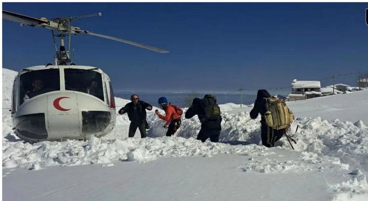نجات گردشگران گرفتار شده در برف روستای جواهردشت