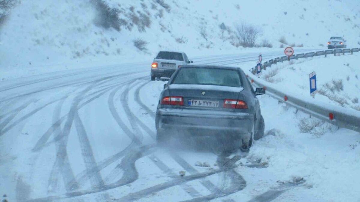 ویدیو | لحظه تصادف وحشتناک دو خودرو در جاده برفی