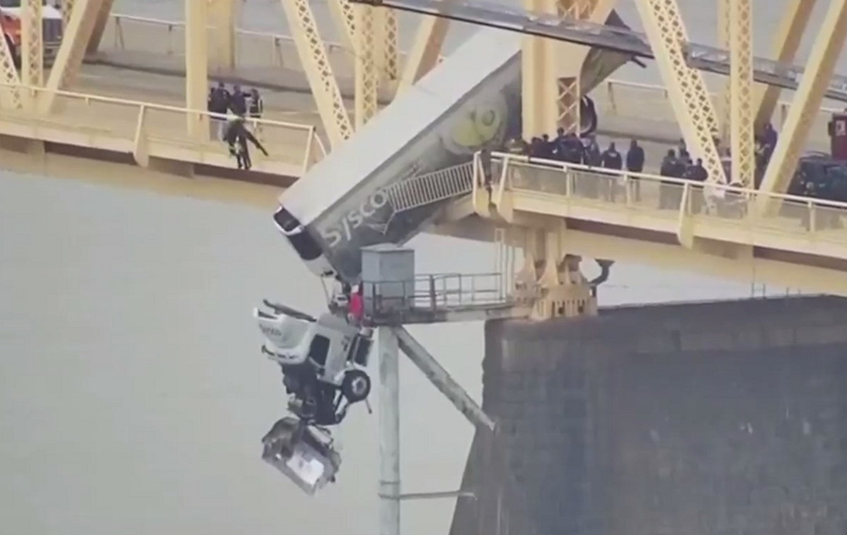 ویدیو | نجات راننده کامیون درحال سقوط از روی پل