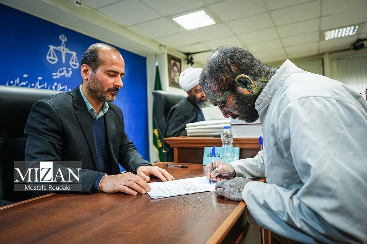 عکس | انتشار نخستین تصاویر از دادگاه تتلو با حضور مادر و خواهرش