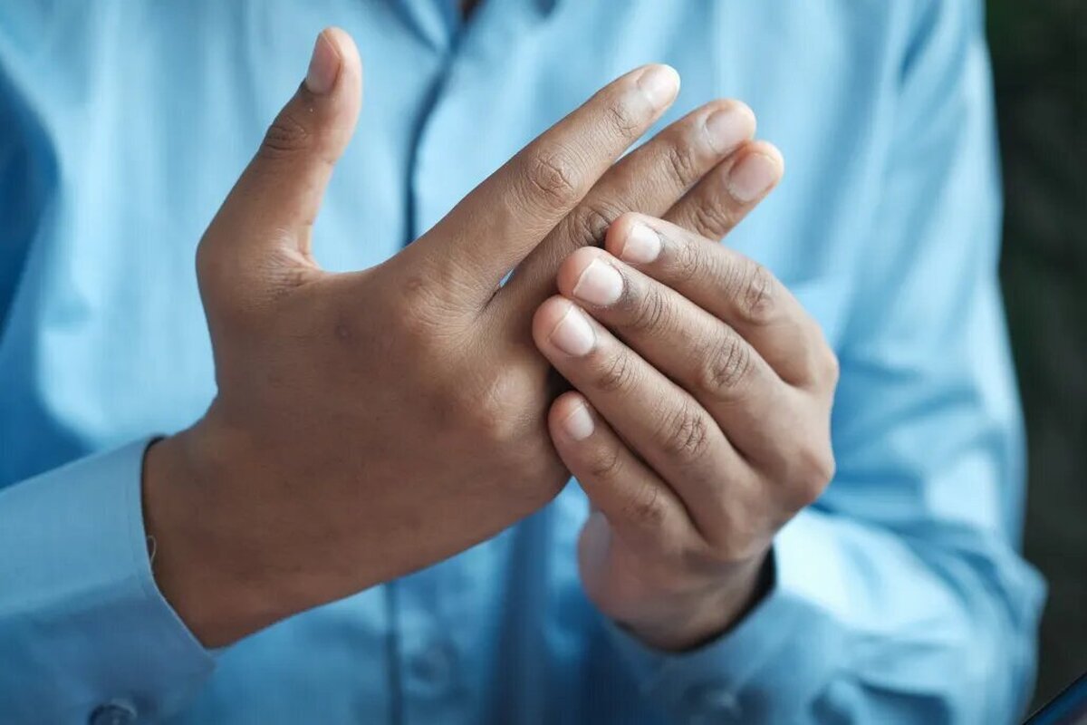چرا مفاصل انگشتان سفت و دردناک می‌شوند؟