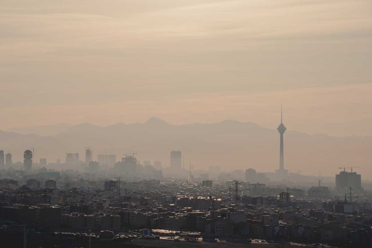 ۹۵ ساعت مداوم استنشاق سم در هوای آلوده تهران؛ این وضعیت تا کی ادامه دارد؟