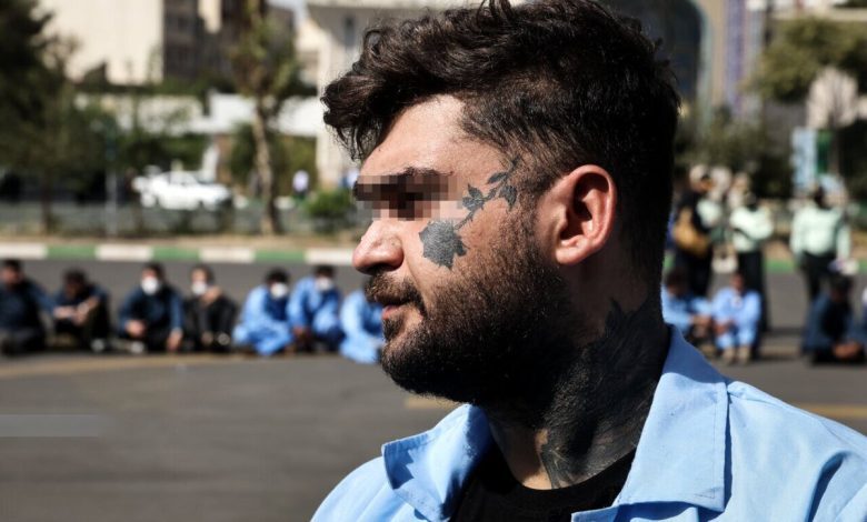 عکس | این افرااد برای خندیدن ، آدمها را آتش میزدند عکس | این افرااد برای خندیدن ، آدمها را آتش میزدند