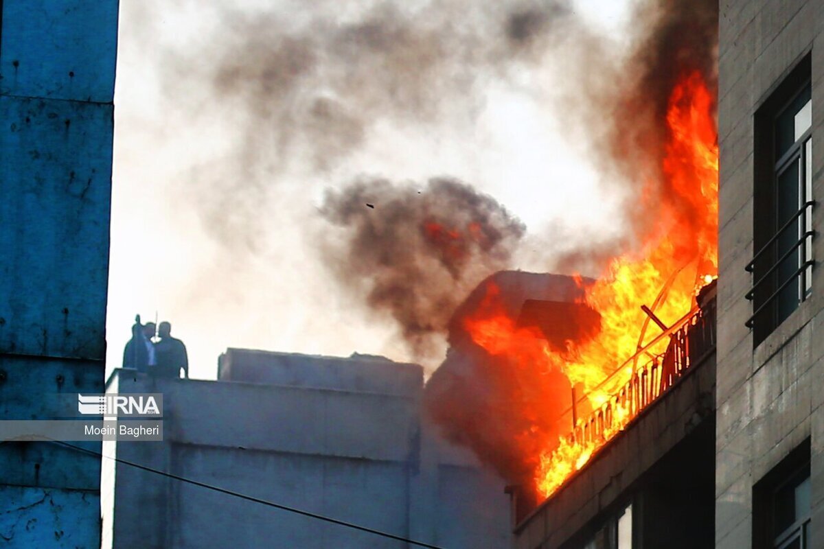 عکس | نبرد آتش‌نشانان با آتش هولناک یک ساختمان مسکونی در کریم‌خان