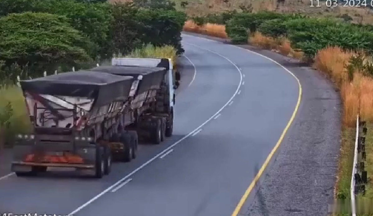 ویدیو | لحظه انفجار دو کامیون در پی یک تصادف مهیب