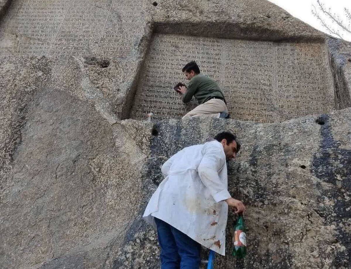 گزارشی از آسیبهای وارد شده به «گنجنامه» در «چهارشنبهسوری» گزارشی از آسیبهای وارد شده به «گنجنامه» در «چهارشنبهسوری»