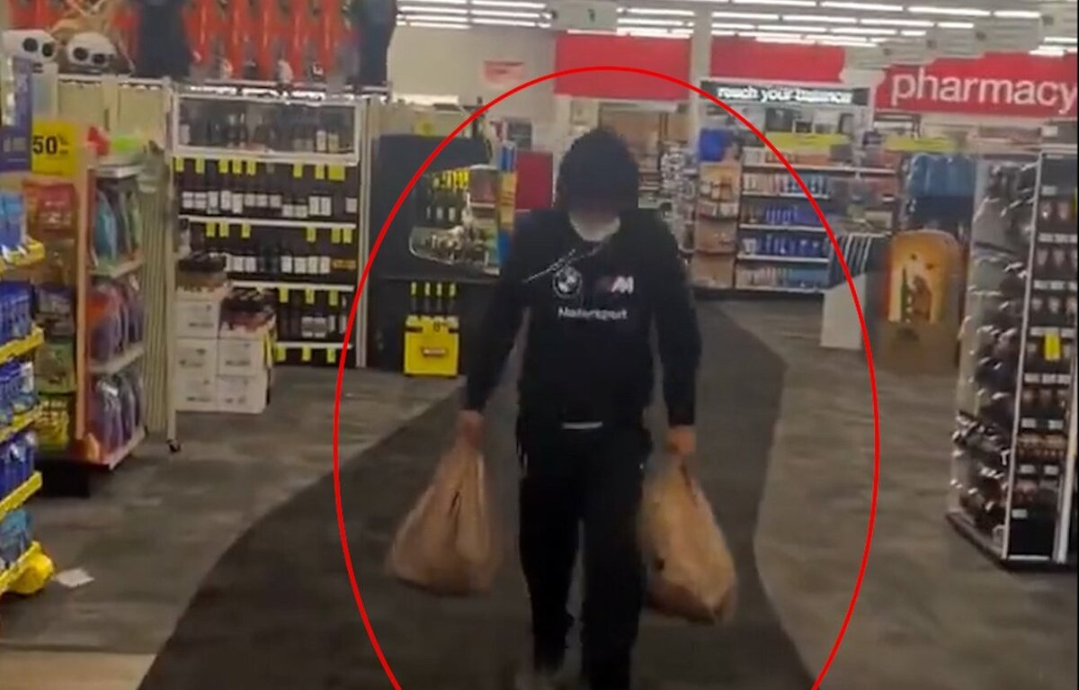 ویدیو | گیرافتادن دزد هنگام خروج از فروشگاه