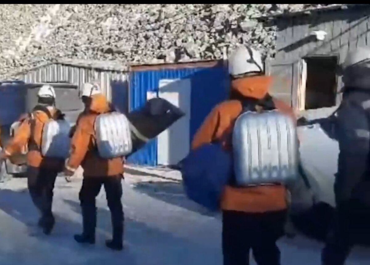 ویدیو | گیر افتادن ۱۳ کارگر در معدن طلای شرق سیبری