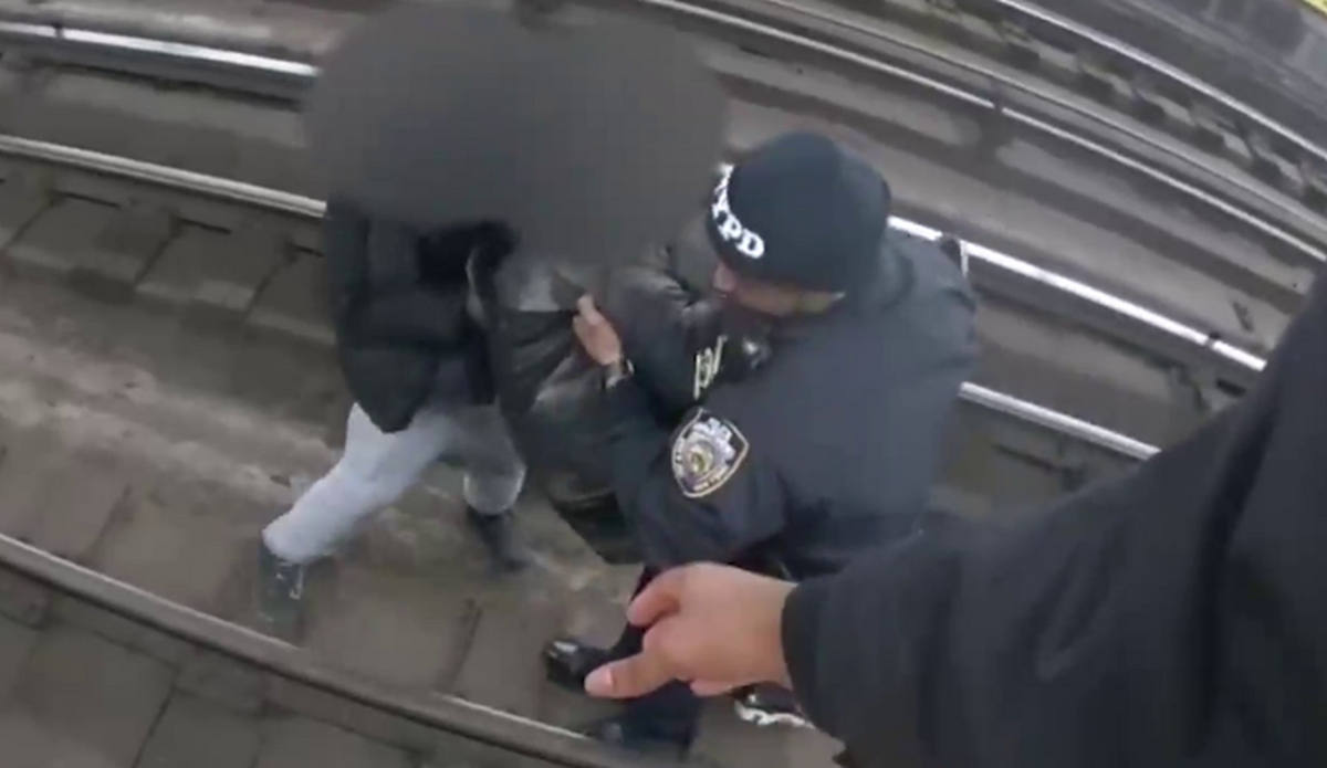 ویدیو | لحظات نفس‌گیر نجات یک مرد از جلو قطار مترو در ثانیه‌های آخر