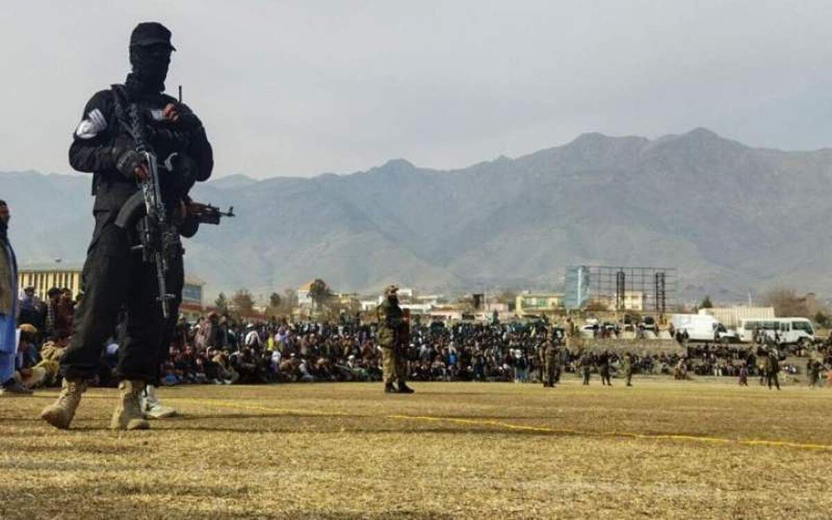 تیرباران دو نفر در استادیوم فوتبال توسط طالبان