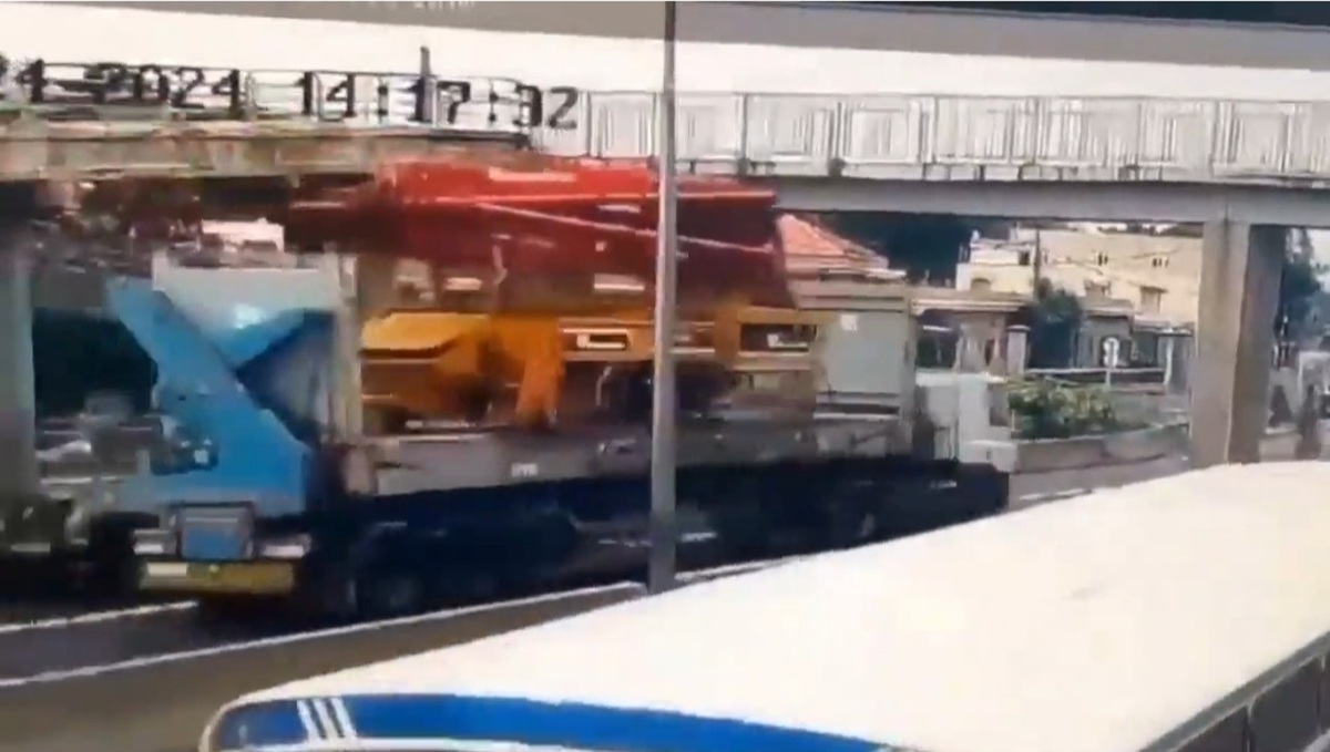 ویدیو | برخورد وحشتناک کامیون با پل هوایی