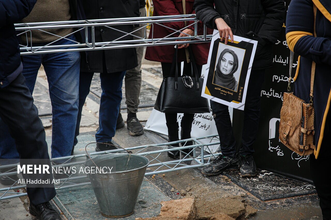 تصاویر غم انگیز از مراسم تشییع پیکر پردیس افکاری تصاویر غم انگیز از مراسم تشییع پیکر پردیس افکاری