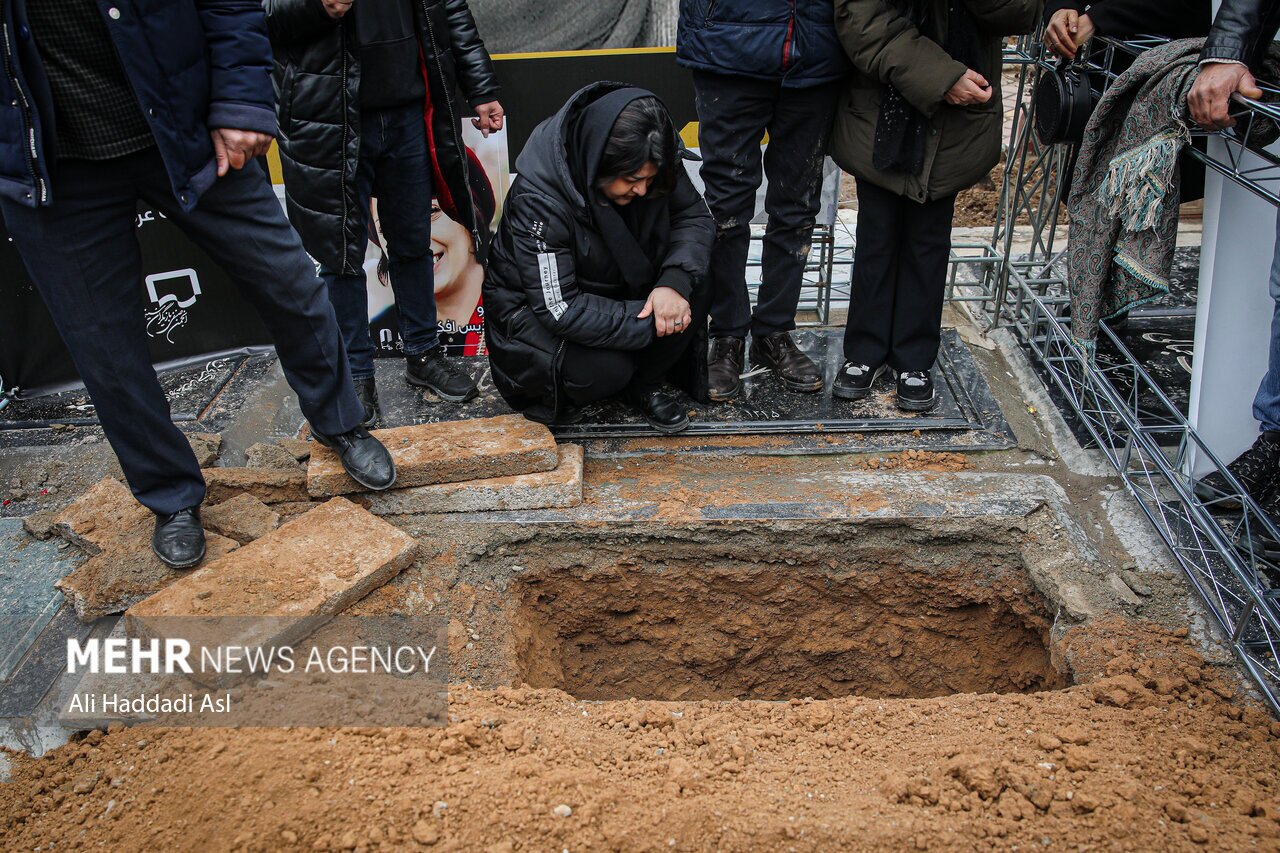 تصاویر غم انگیز از مراسم تشییع پیکر پردیس افکاری تصاویر غم انگیز از مراسم تشییع پیکر پردیس افکاری