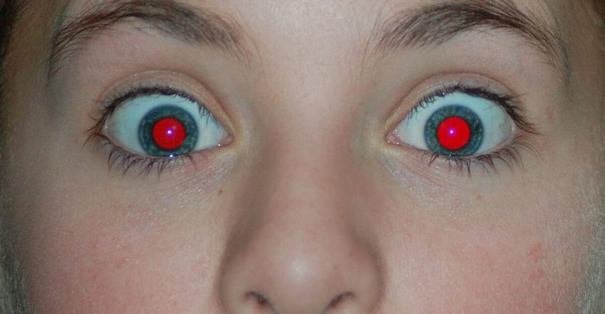 قرمزی مردمک چشم در عکس‌ها نشانه چیست ؟
