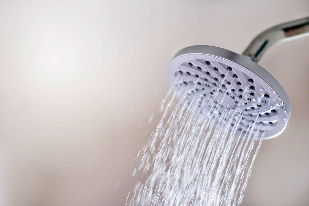 دانستنی های مفید درباره حمام با آب داغ و سرد | با آب داغ دوش بگیریم یا آب سرد؟
