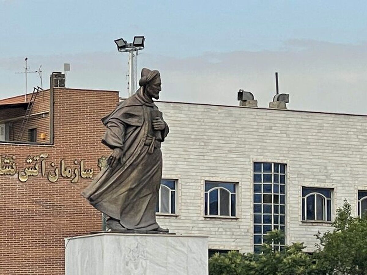 عکس | رونمایی از بزرگترین مجسمه برنزی تهران؛ میدان سعدی از چه کسی استقبال می‌کند؟