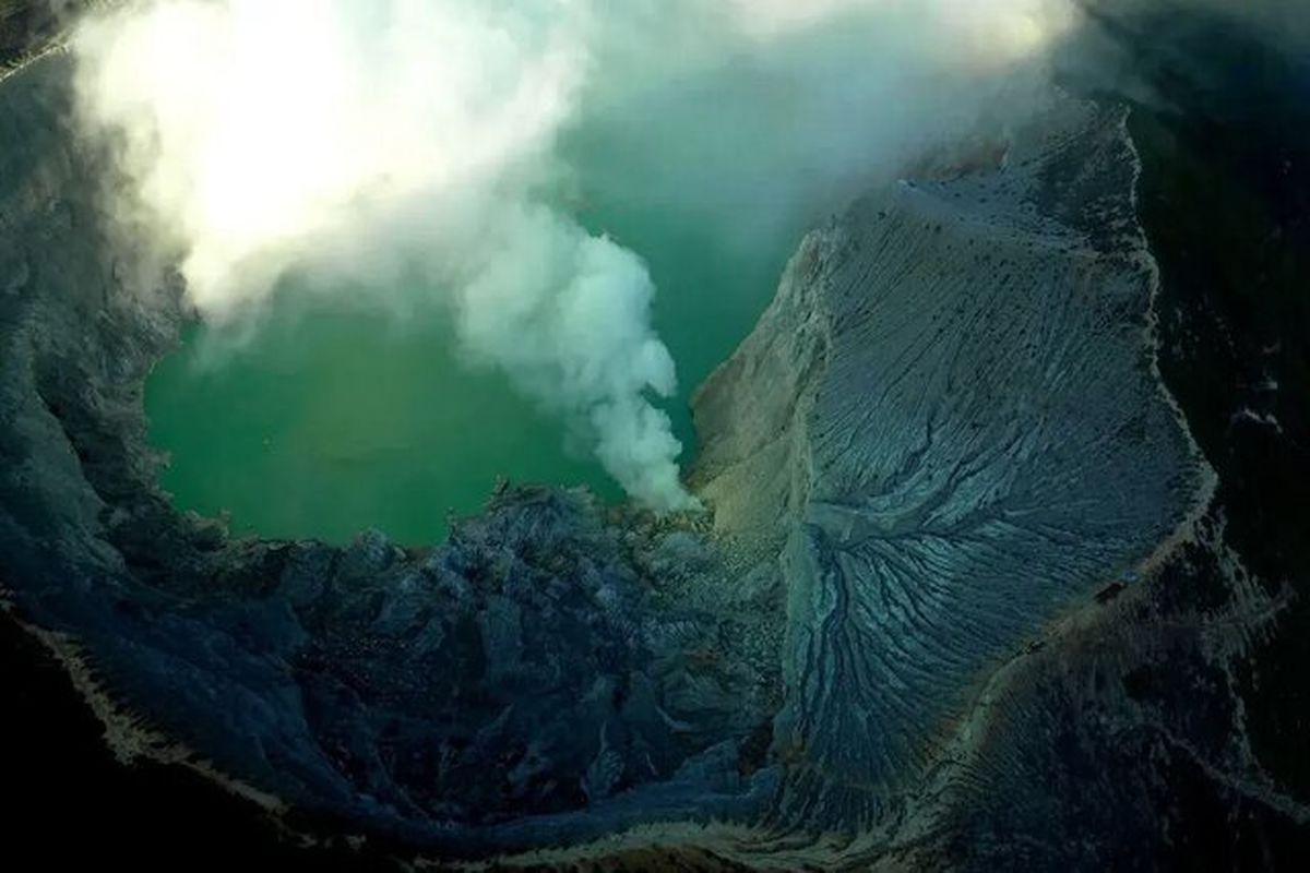 آتش‌فشان‌های اعجاب انگیز آبی  عکس