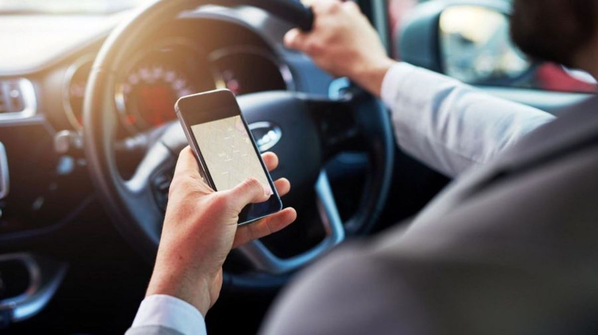 یک آمار هولناک؛ ارسال پیامک در حین رانندگی خطر مرگ را چند برابر می‌کند؟