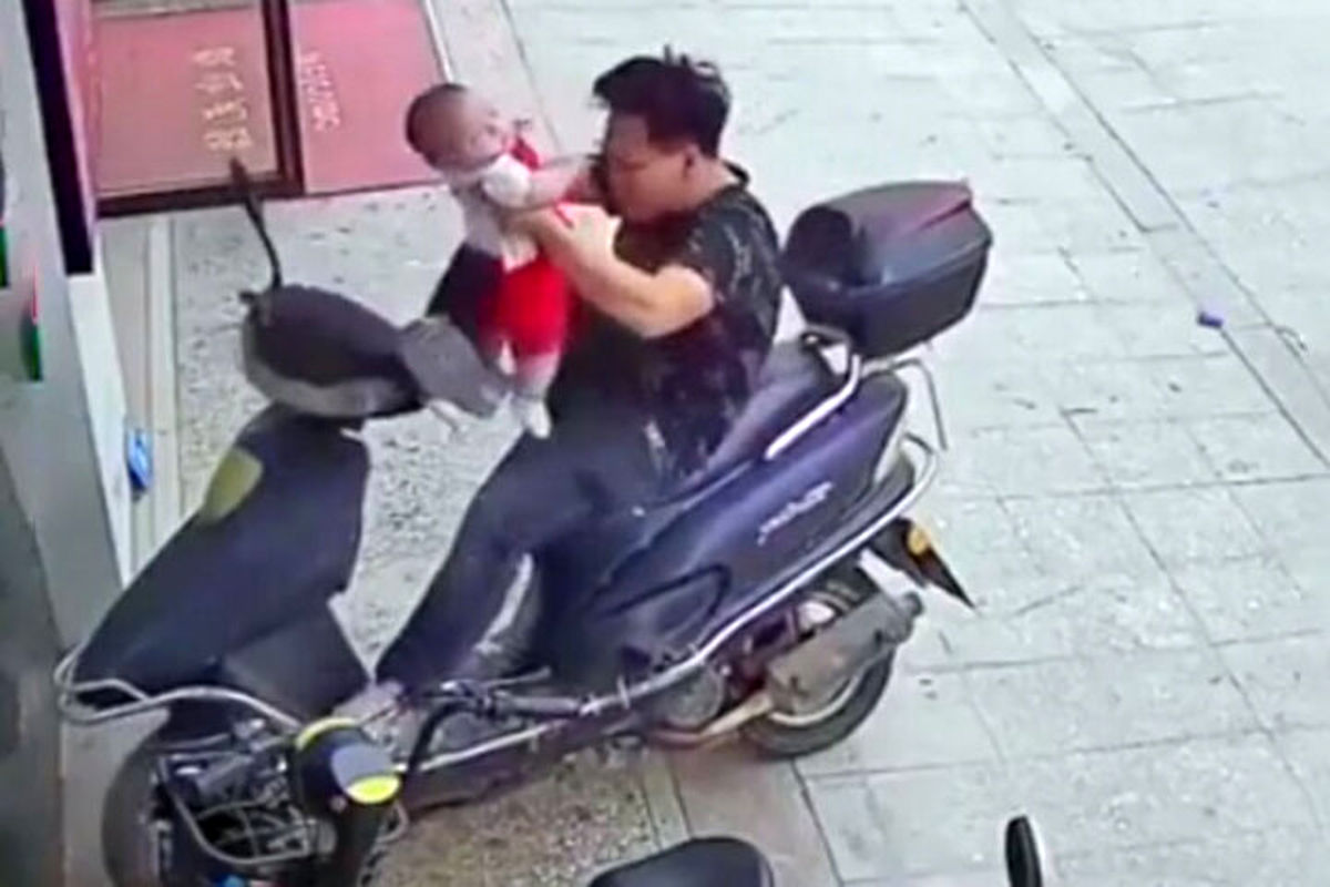 ویدیو | اقدام خطرناک و جنجالی یک پدر با فرزندش روی موتور!