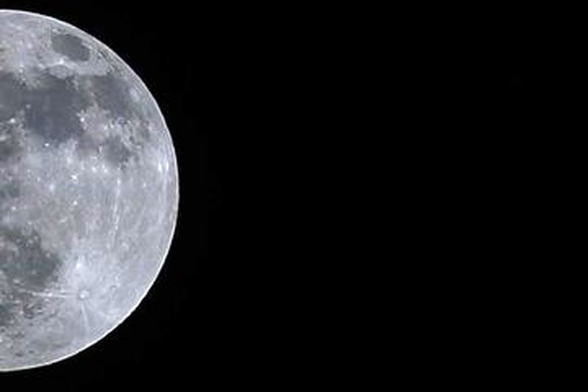 عکس | قرص استثنایی ماه در آسمان تهران