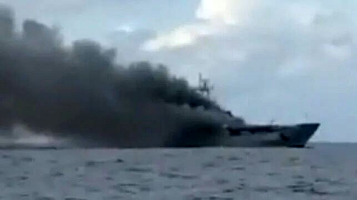 یک کشتی جنگی اندونزی آتش گرفت
