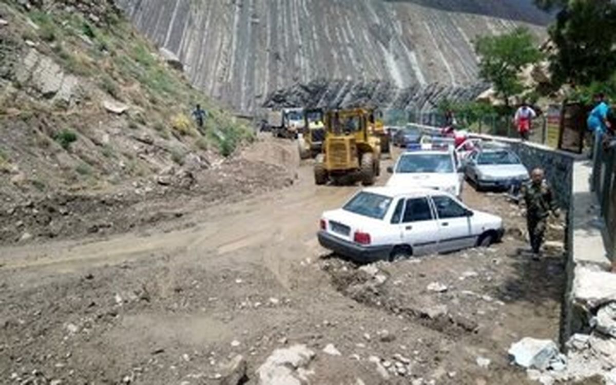 عکس | جاده چالوس کی باز می‌شود؟  گرفتار شدن ۱۲۰۰ خودرو؛ ۵ خودرو زیر گل ولای مدفون شدند