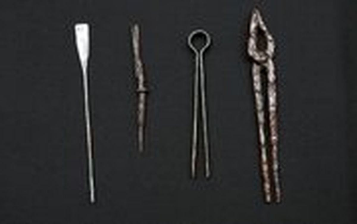 عکس | کشف گور ترسناک ۲۰۰۰ ساله پزشک رومی و ابزارهای آن