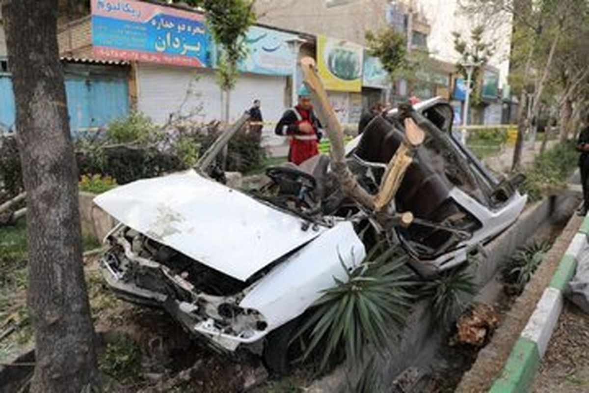 تصادف وحشتناک پراید با یک درخت در مشهد/ خودرو پرطرفدار له شد!