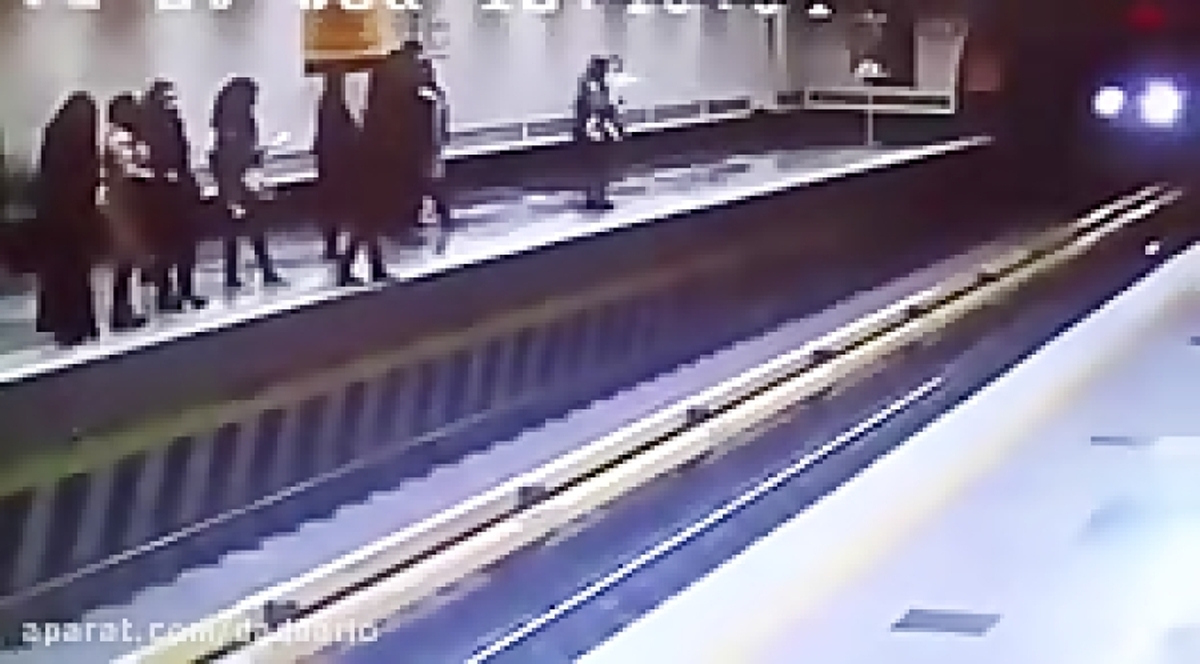 ویدیو | تصاویری نفس‌گیر از نجات زنی که قصد خودکشی در مترو داشت