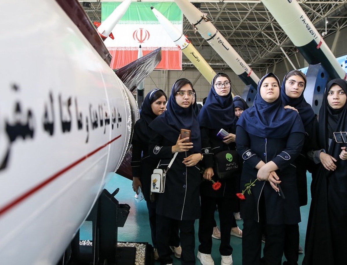 عکس | ژست‌های خاص دختران ایرانی با موشک و پهپاد