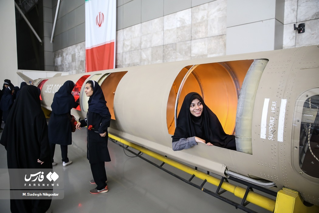 عکس | ژستهای خاص دختران ایرانی با موشک و پهپاد عکس | ژستهای خاص دختران ایرانی با موشک و پهپاد