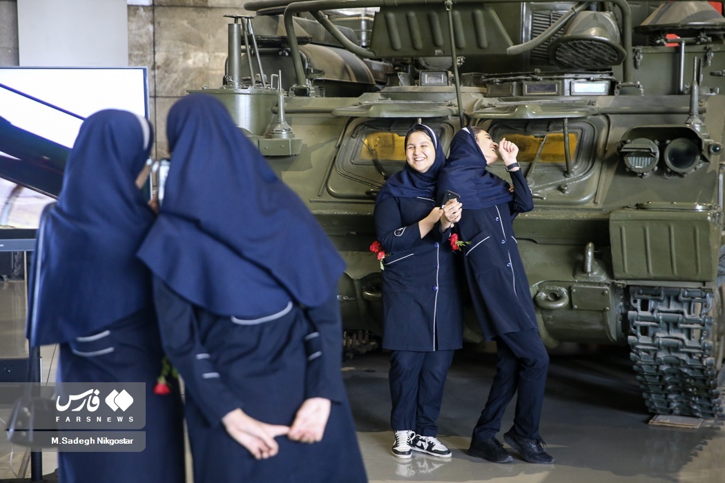 عکس | ژستهای خاص دختران ایرانی با موشک و پهپاد عکس | ژستهای خاص دختران ایرانی با موشک و پهپاد