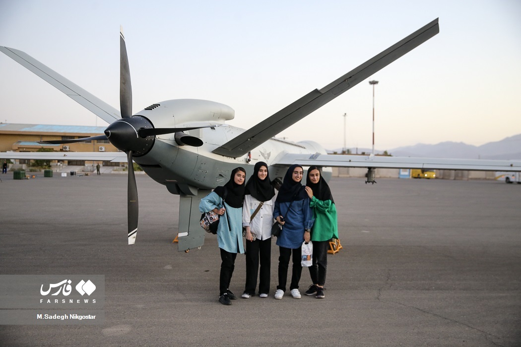 عکس | ژستهای خاص دختران ایرانی با موشک و پهپاد عکس | ژستهای خاص دختران ایرانی با موشک و پهپاد