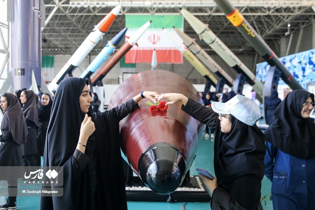 عکس | ژستهای خاص دختران ایرانی با موشک و پهپاد عکس | ژستهای خاص دختران ایرانی با موشک و پهپاد