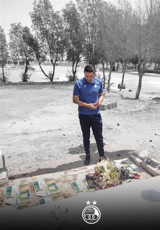 عکس | اقدام ارزشمند سرمربی آبیها | نکونام بر مزار ستاره جوان فوتبال ایران عکس | اقدام ارزشمند سرمربی آبیها | نکونام بر مزار ستاره جوان فوتبال ایران