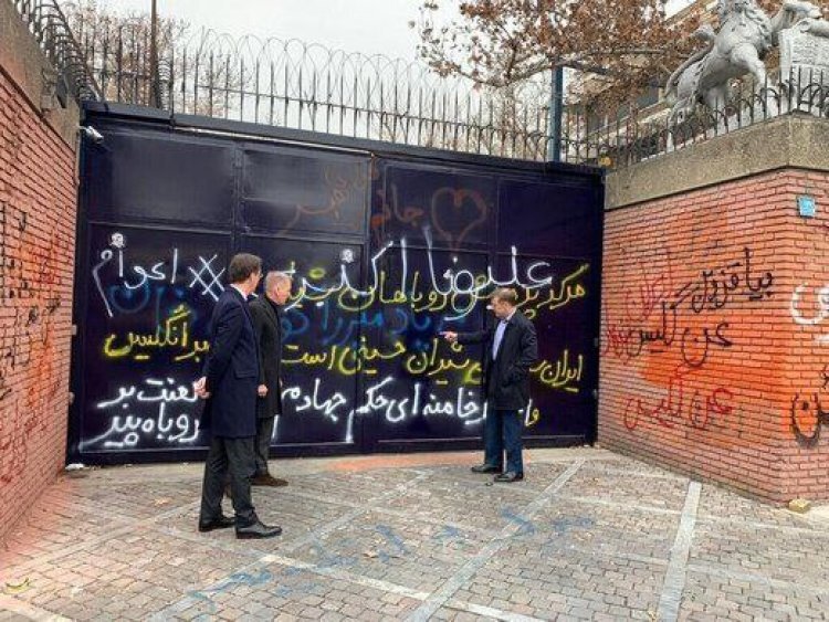 عکس | شعارهای ۳۲ میلیاردی روی دیوار سفارت انگلیس عکس | شعارهای ۳۲ میلیاردی روی دیوار سفارت انگلیس