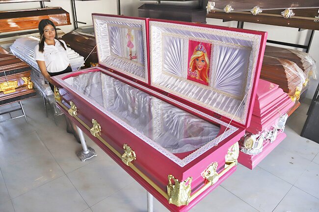 عکس | تابوتهایی برای طرفداران باربی عکس | تابوتهایی برای طرفداران باربی