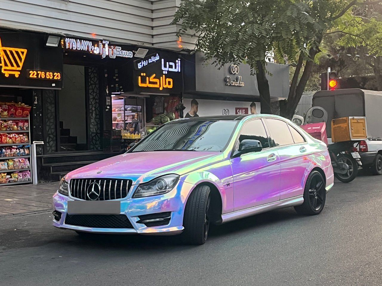 عکس |  رنگ عجیب ماشین لوکس یک بلاگر اینستاگرامی در خیابان‌های تهران