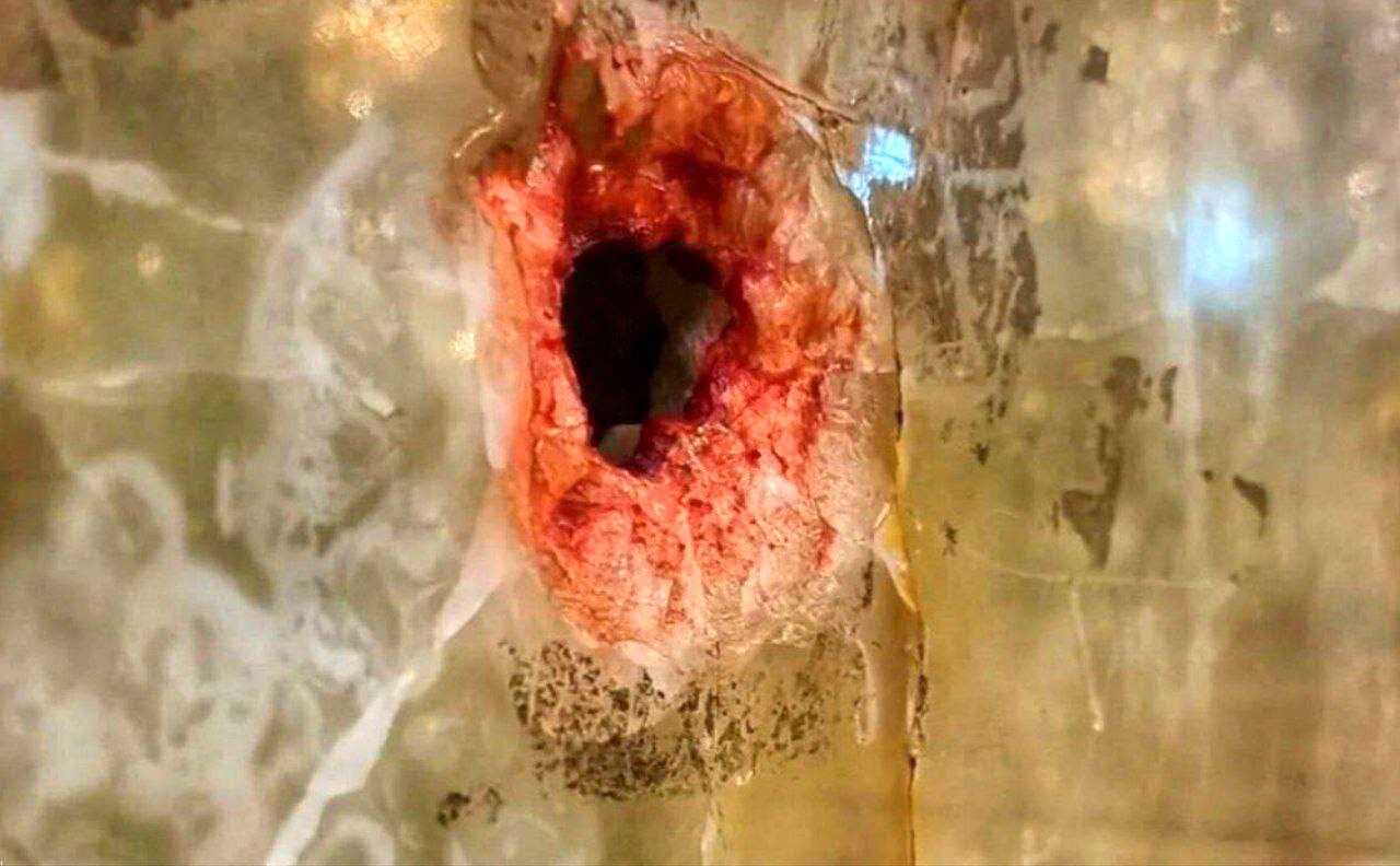 تصاویر دردناک از دیوار‌های حرم شاهچراغ