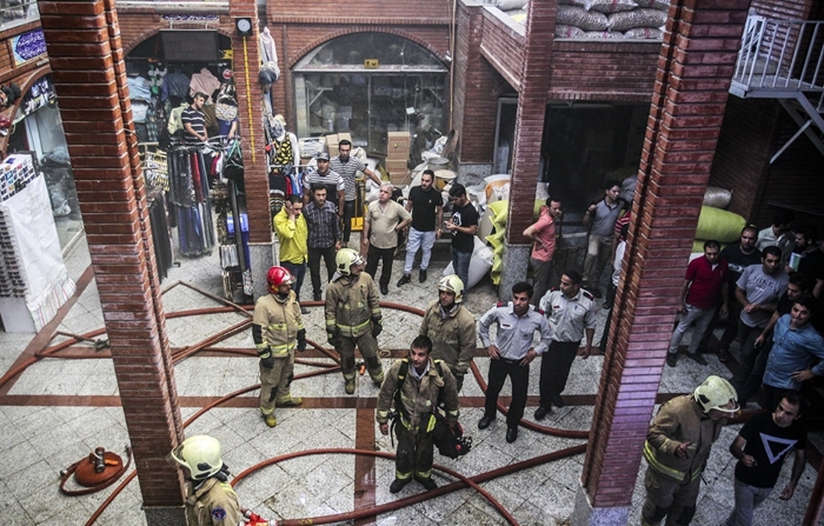 آتش‌سوزی بزرگ در بازار آهنگران تهران | ۳۰ انبار و مغازه کوچک و بزرگ آتش گرفت