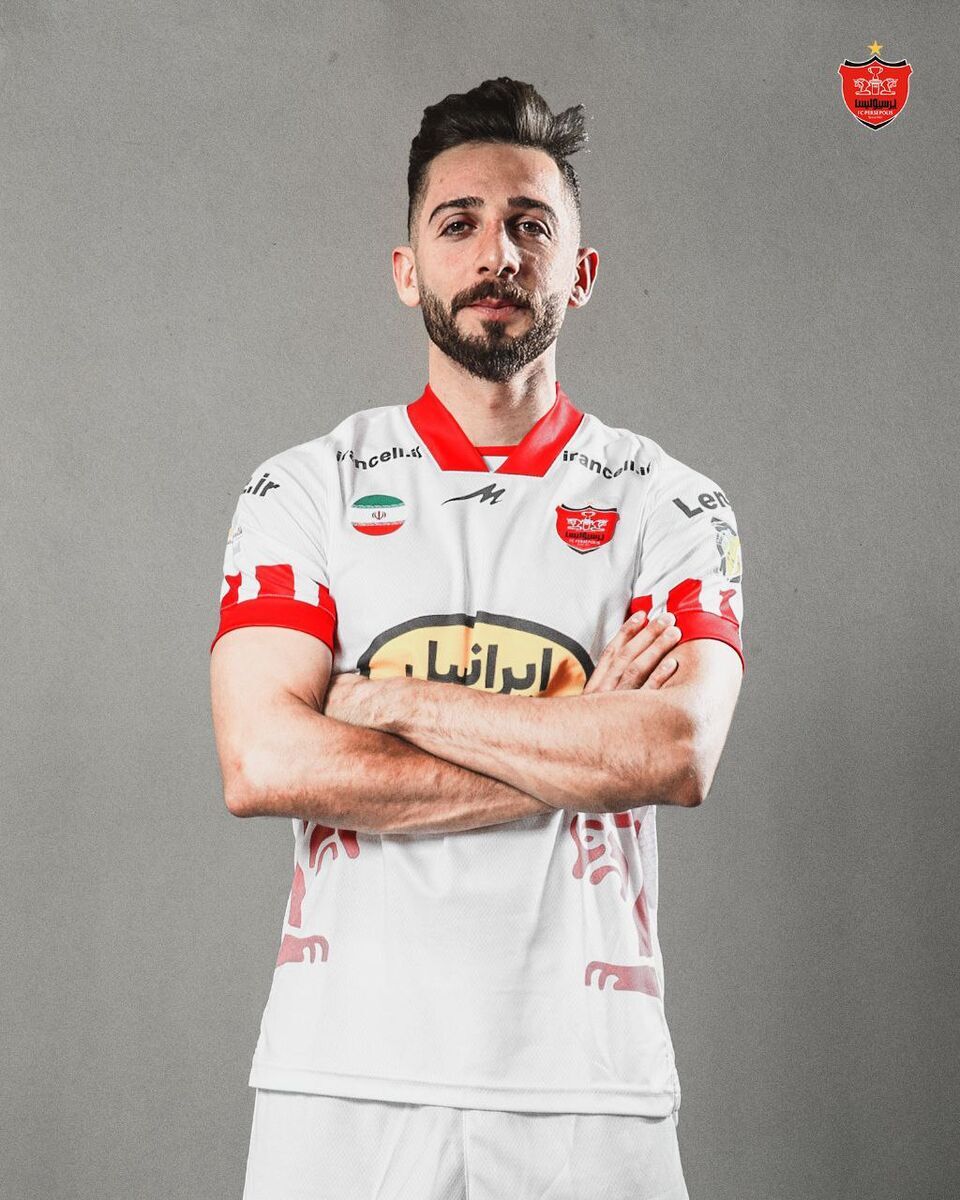 عکس | شیر شاخدار نقش جدید پیراهن پرسپولیس برای بازی مقابل تراکتور