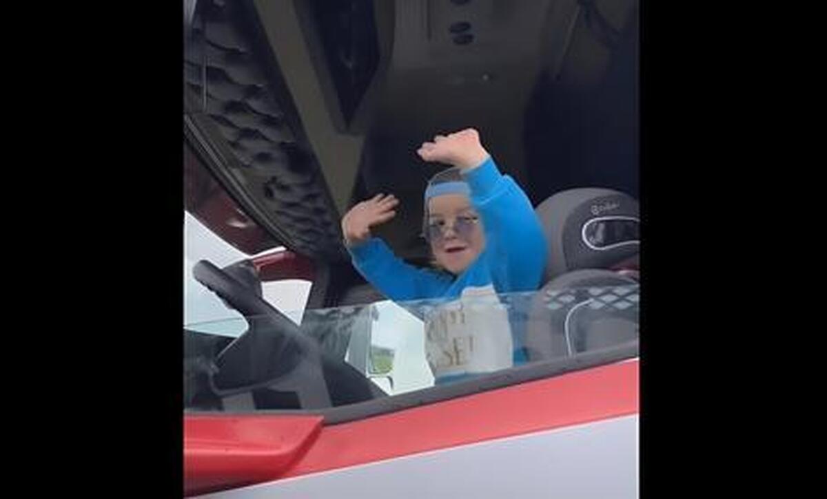 ویدیو | تسلط عجیب یک کودک در راندن تریلی