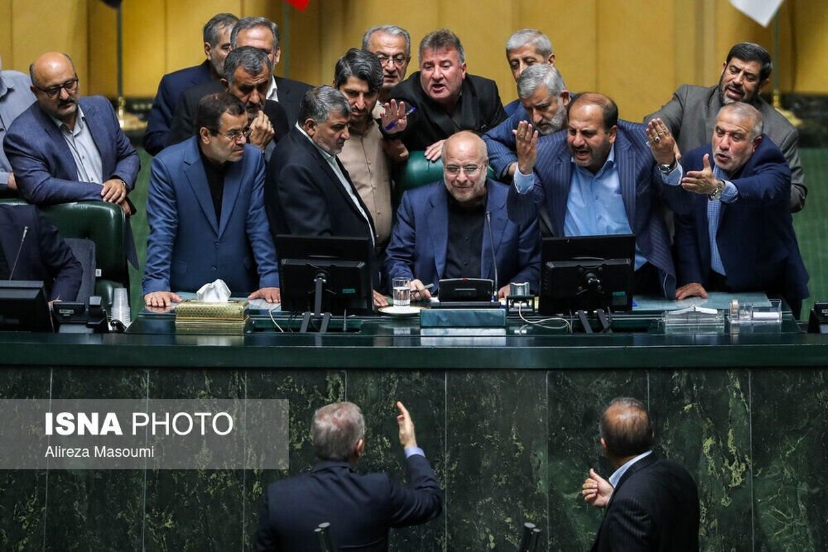 عکس | تصویر جالبی از فریاد نمایندگان مجلس بر سر عضو دولت