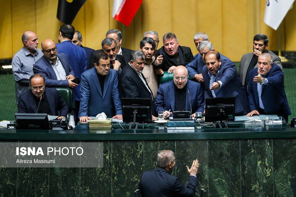 عکس | تصویر جالبی از فریاد نمایندگان مجلس بر سر عضو دولت