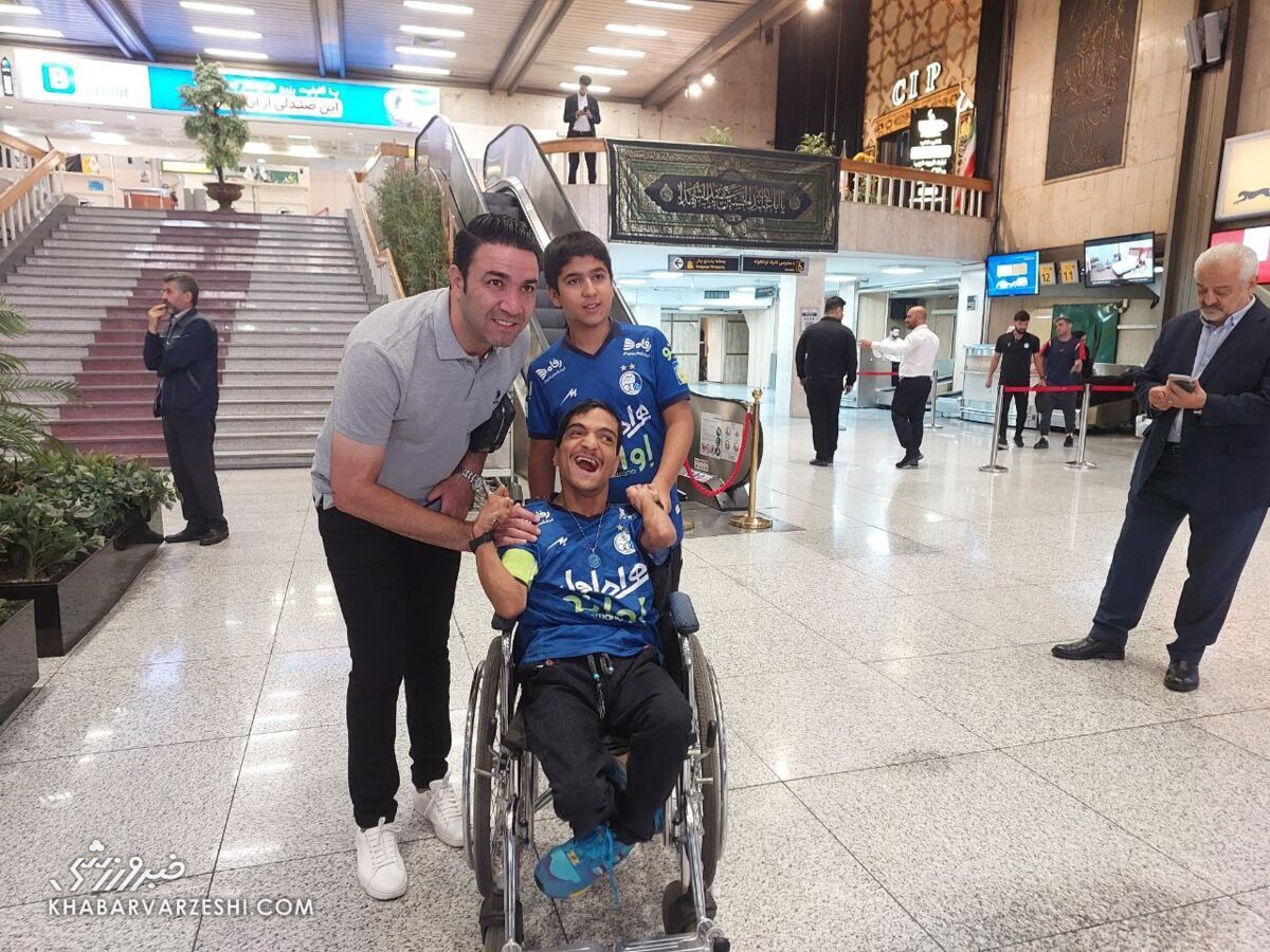 عکس | هدیه روزبه چشمی و نکونام به هوادار توانیاب استقلال عکس | هدیه روزبه چشمی و نکونام به هوادار توانیاب استقلال