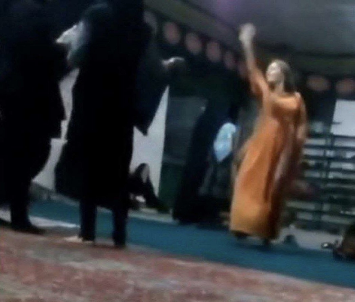 ماجرای ورود یک زن هنجارشکن به مسجدی در سیرجان چه بود؟