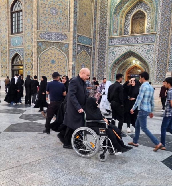 عکس | رئیس مجلس در لباس خادمی در حرم امام رضا