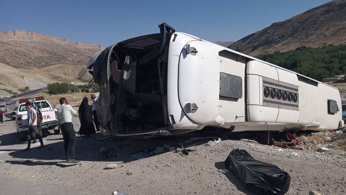 اتوبان کرج - قزوین برای گردشگران مرگبار شد | ۲ فوتی و ۲۹ مصدوم در حادثه واژگونی اتوبوس