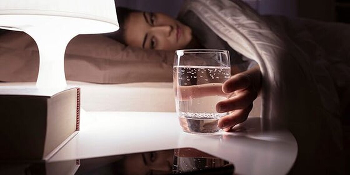 معجزه نوشیدن آب قبل از خواب | جلوگیری از سکته با یک لیوان آب